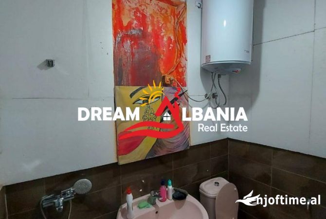 Shiten 2 Kate Vile ne Myslym Shyri prane Credins Bank, ne Tirane (ID 4151166)