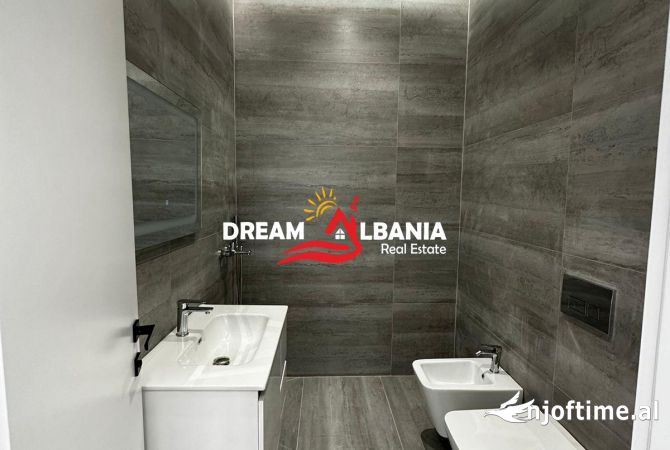 Shitet ambjent biznesi ne Vasil Shanto, prane Ish UET (ID 4161088)