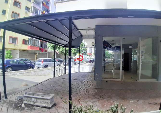 Dyqan ne SHitje ne Yzberisht te Bulevardi i Ri, buze rruge (ID 4171264)