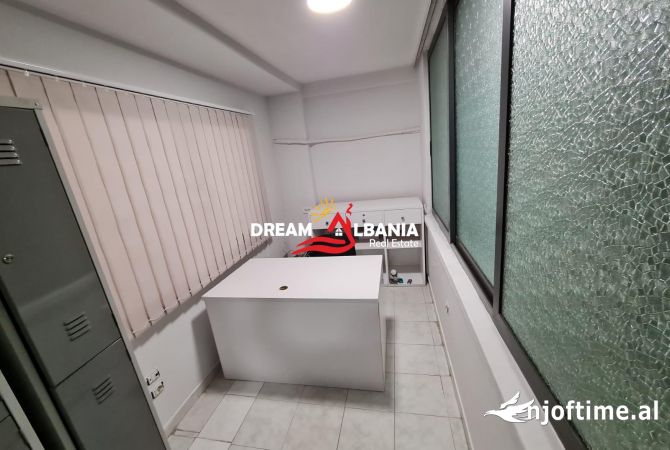 Zyre me qera ne zonen e Bllokut, prane sheshi Willson, ne Tirane (ID 4261144)