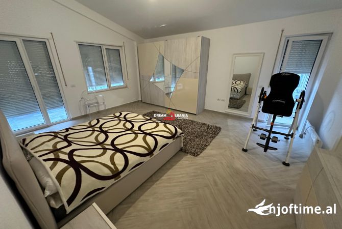 Shtepi ne shitje Penthose(kati i fundit panoramik) ne Tirane, 7+1, Mobilimi E mobiluar, Pagesa 510,000  Euro.