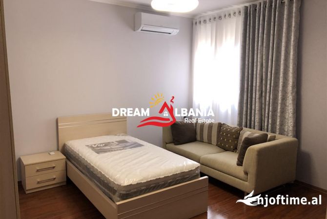 Shtepi me qera Apartament ne Tirane, 3+1, Mobilimi E mobiluar, Pagesa 1,000  Euro.