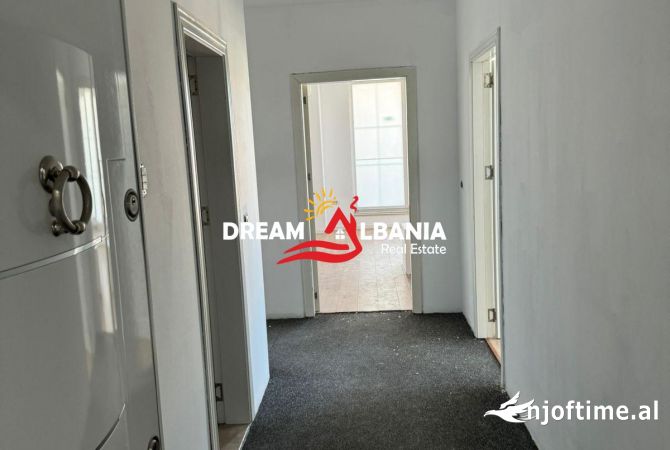 Ambient biznesi me qera 3+1 ne Tirane - 2,400 Euro