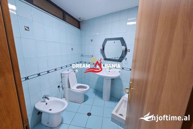 Jepet me qera ambjent biznesi tek Rr. Kajro Karafili – prane Sheshit Skenderbej (ID 42611184)