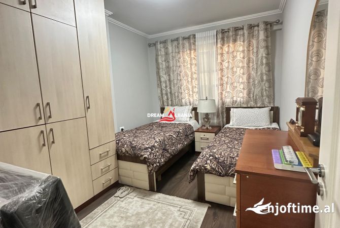 Shtepi ne shitje Apartament ne Tirane, 2+1, Mobilimi E mobiluar, Pagesa 265,000  Euro.