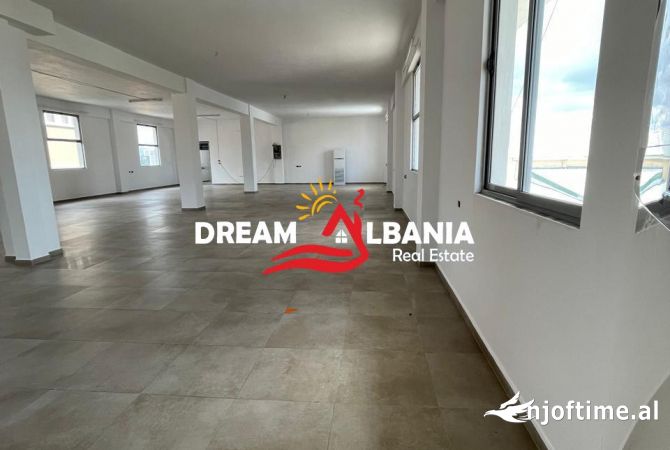 Jepet me qera magazine ne Sauk te Vjeter (ID 4281223)