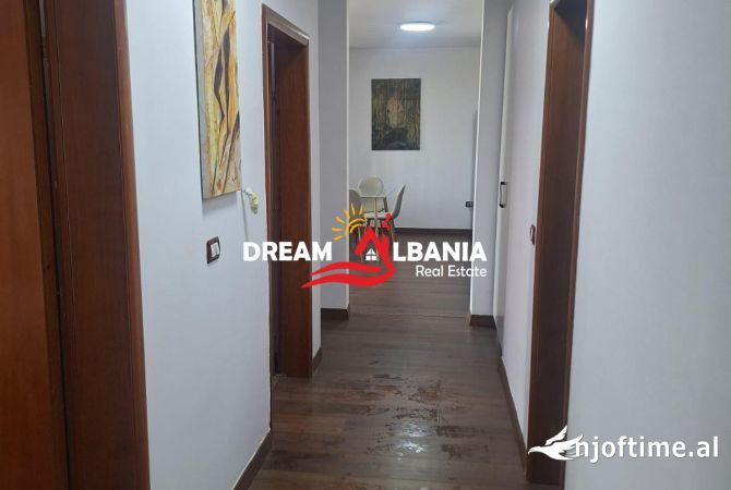 Shtepi ne shitje Apartament ne Tirane, 2+1, Mobilimi E mobiluar, Pagesa 192,000  Euro.