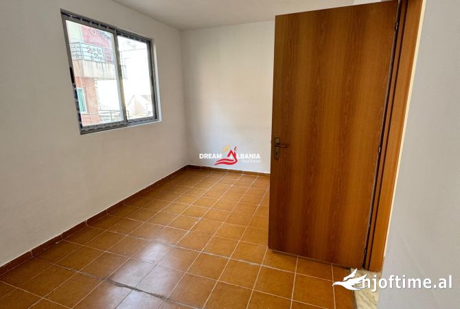 Shtepi ne shitje Apartament ne Tirane, 3+1, Mobilimi Bosh, pa mobiluar, Pagesa 192,900  Euro.