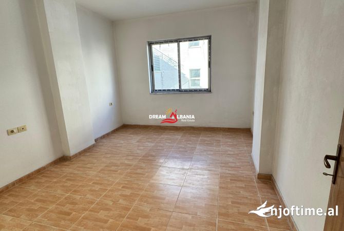 Shtepi ne shitje Apartament ne Tirane, 3+1, Mobilimi Bosh, pa mobiluar, Pagesa 192,900  Euro.
