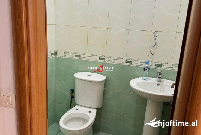 Shtepi ne shitje Apartament ne Tirane, 3+1, Mobilimi Bosh, pa mobiluar, Pagesa 192,900  Euro.