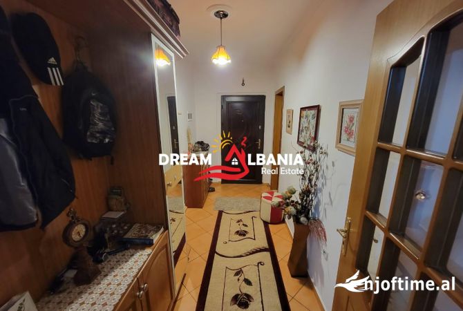 Shtepi ne shitje Apartament ne Tirane, 3+1, Mobilimi E mobiluar, Pagesa 165,000  Euro.