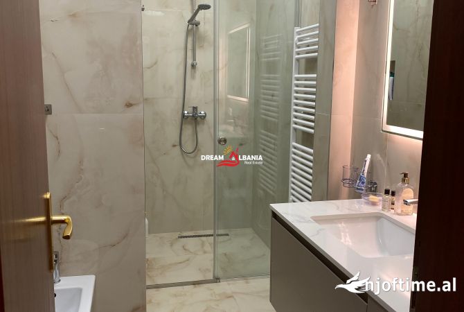 Shtepi me qera Apartament ne Tirane, 3+1, Mobilimi E mobiluar, Pagesa 1,200  Euro.