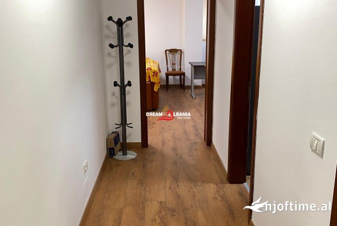 Shtepi me qera Apartament ne Tirane, 3+1, Mobilimi E mobiluar, Pagesa 1,200  Euro.