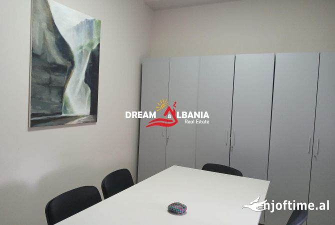 Ambient biznesi me qera 3+1 ne Tirane - 1,500 Euro
