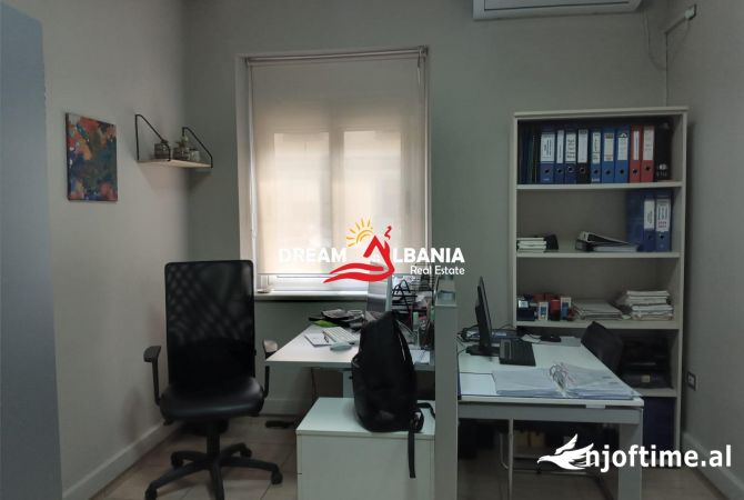 Jepet me qera ambient zyre ne zonen e Bllokut prane pallateve Agimi (ID 4261952)