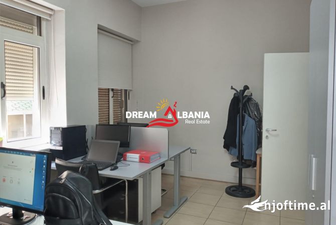 Jepet me qera ambient zyre ne zonen e Bllokut prane pallateve Agimi (ID 4261952)