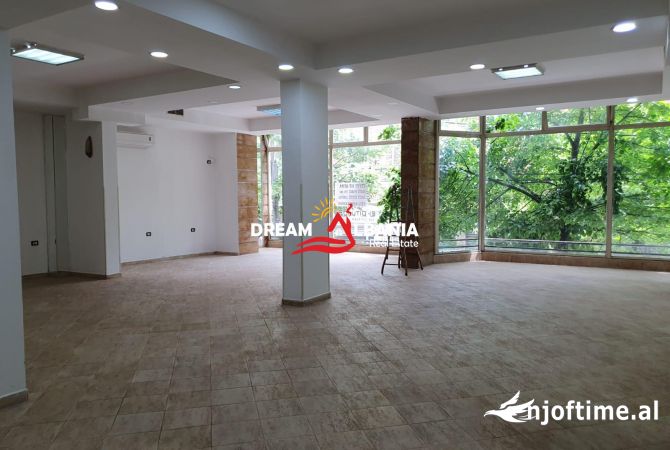 Ambient biznesi me qera 3+1 ne Tirane - 1,600 Euro