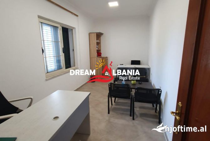 Ambjent biznesi Dublex per Qera ne rrugen Hoxha Tasim prane Pazarit te Ri ne Tirane ( ID 4251248 )