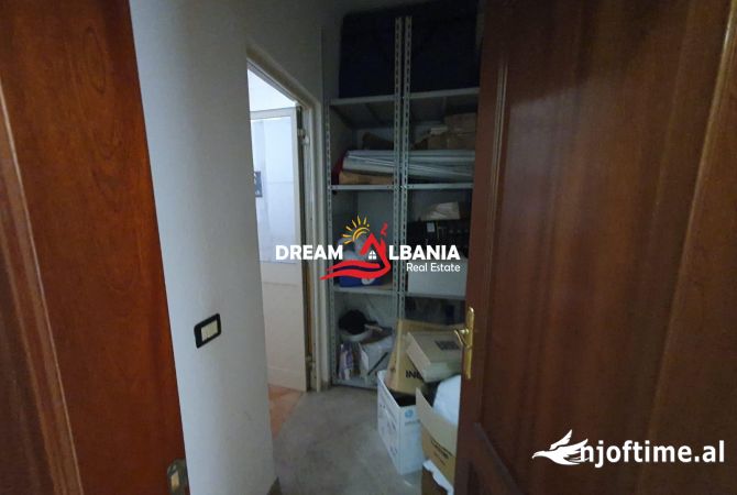 Ambjent biznesi Dublex per Qera ne rrugen Hoxha Tasim prane Pazarit te Ri ne Tirane ( ID 4251248 )