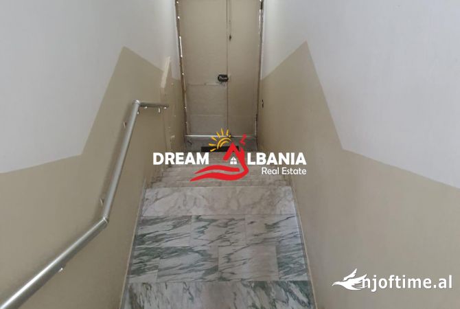 Ambjent biznesi Dublex per Qera ne rrugen Hoxha Tasim prane Pazarit te Ri ne Tirane ( ID 4251248 )