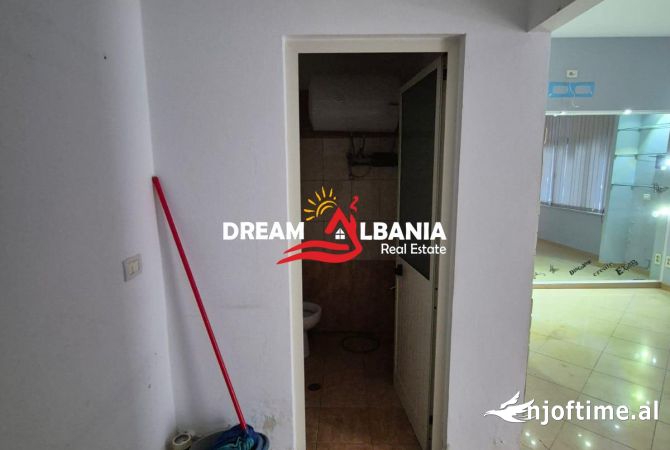 Dyqan me qera ne Rrugen Kongresi i Manastirit, prane Pediatrise ne Tirane (ID 42711044)