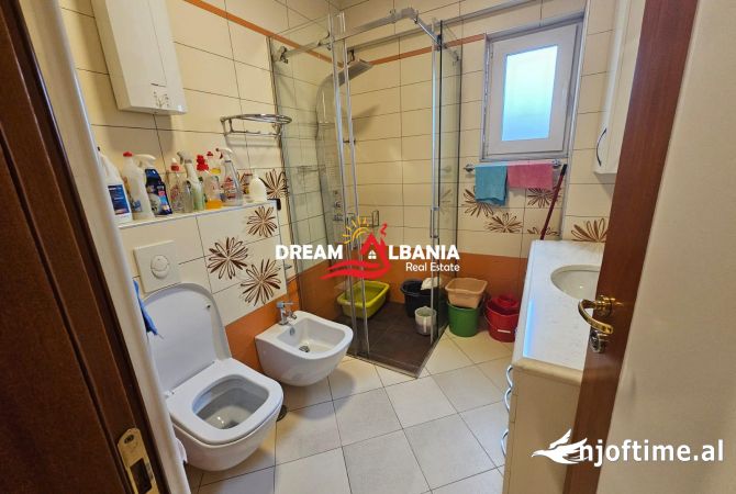 Shtepi me qera Apartament ne Tirane, 3+1, Mobilimi E mobiluar, Pagesa 2,000  Euro.