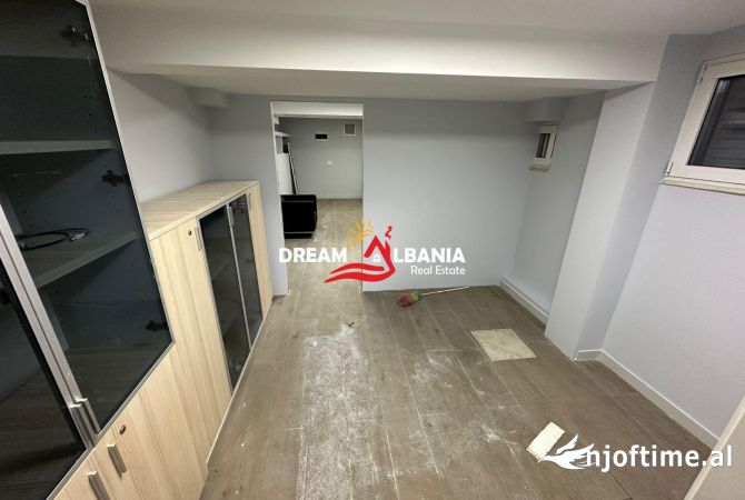 Shitet ambient zyre ne rrugen Mine Peza prane Komisariatit Nr.3 (ID 4161093)