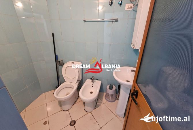 Jepet ambjent Zyre 2+1 me qera prane Raiffeisen Bank – 21 Dhjetori (ID 42611223)