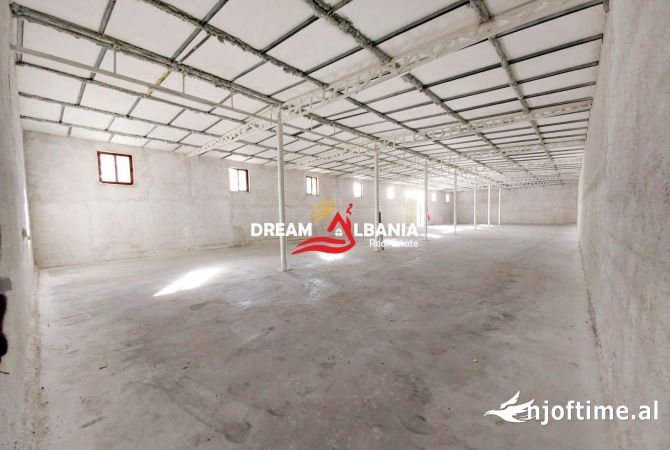 Ambiente Commerciale in Affitto 4+1 a Tirana - 1,400 Euro