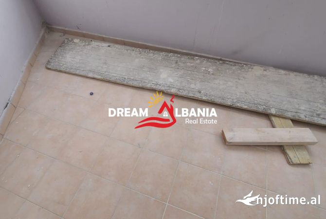 Shtepi ne shitje Apartament ne Tirane, 3+1, Mobilimi Bosh, pa mobiluar, Pagesa 170,000  Euro.