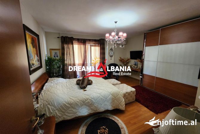 Shtepi ne shitje Apartament ne Tirane, 2+1, Mobilimi E mobiluar, Pagesa 288,000  Euro.