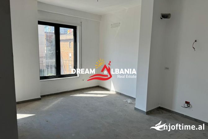 Ambient biznesi me qera 3+1 ne Tirane - 45,000 Leke