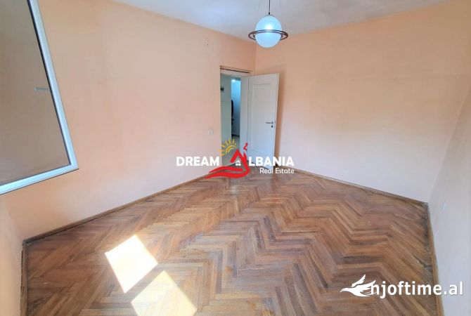 Shtepi ne shitje Apartament ne Tirane, 2+1, Mobilimi Bosh, pa mobiluar, Pagesa 154,000  Euro.