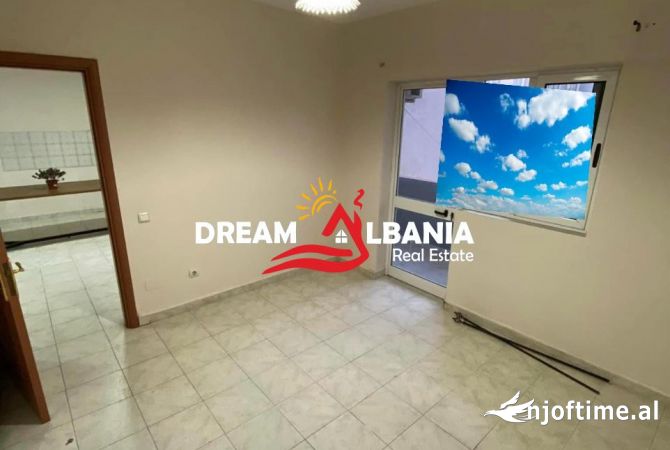 Ambjent Zyre me qera tek Komuna e Parisit prane Kompleksit KIKA ne Tirane (ID 42611049)