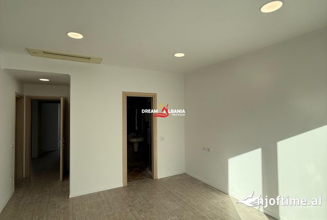 Ambient biznesi me qera 3+1 ne Tirane - 250,000 Leke