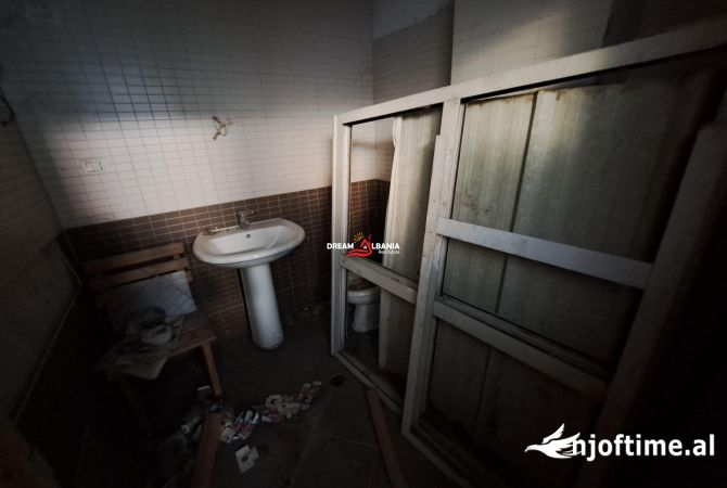Ambient biznesi me qera 4+1 ne Tirane - 1,200 Euro