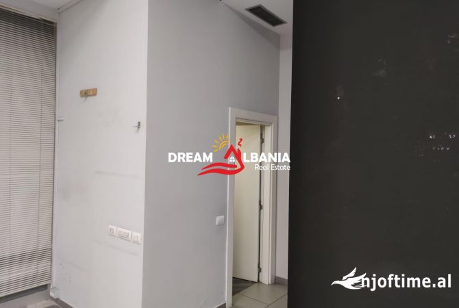 Ambjent per zyra me qera tek Komuna e Parisit, prane Kristal Center (ID 4261995)