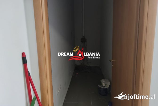 Ambjent per zyra me qera tek Komuna e Parisit, prane Kristal Center (ID 4261995)