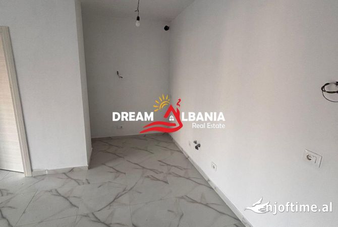 Ambjent Zyre (2+1+2) me qera ne rrugen Myslym Shyri, Ne Pallat te Ri (ID 42215012)