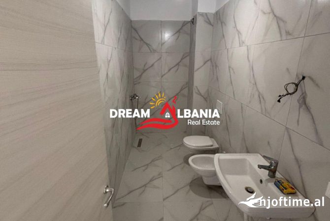 Ambjent Zyre (2+1+2) me qera ne rrugen Myslym Shyri, Ne Pallat te Ri (ID 42215012)