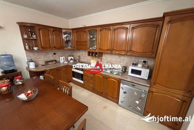 Shtepi me qera Apartament ne Tirane, 3+1, Mobilimi E mobiluar, Pagesa 1,000  Euro.