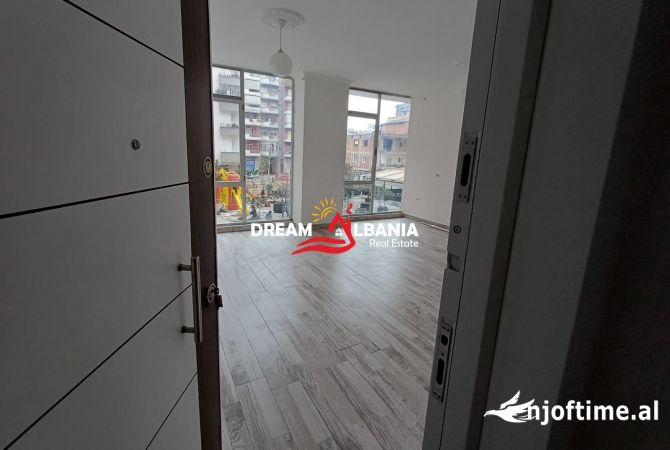 Ambient biznesi me qera 3+1 ne Tirane - 2,000 Euro