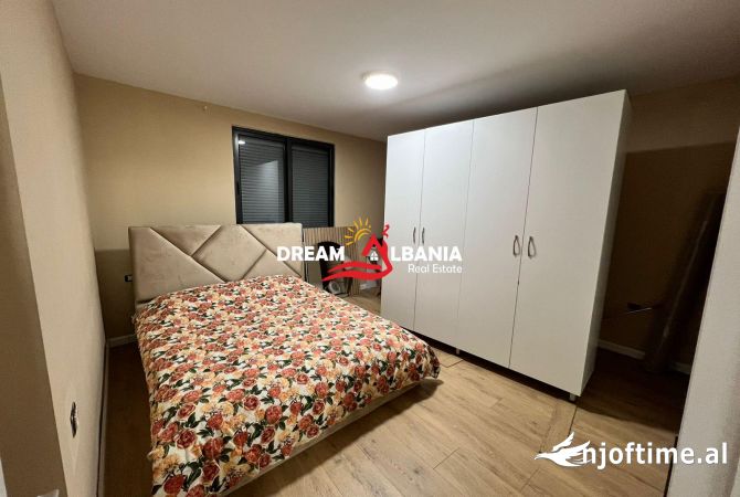 Shtepi ne shitje Apartament ne Tirane, 3+1, Mobilimi E mobiluar, Pagesa 300,000  Euro.