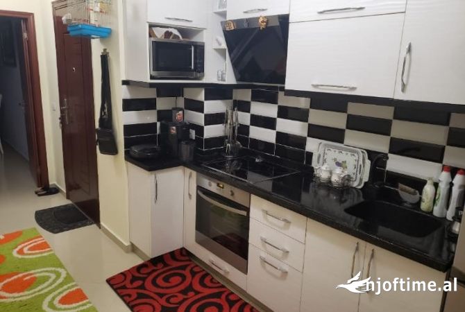 Shtepi ne shitje Apartament ne Tirane, 1+1, Mobilimi E mobiluar, Pagesa 95,000  Euro.