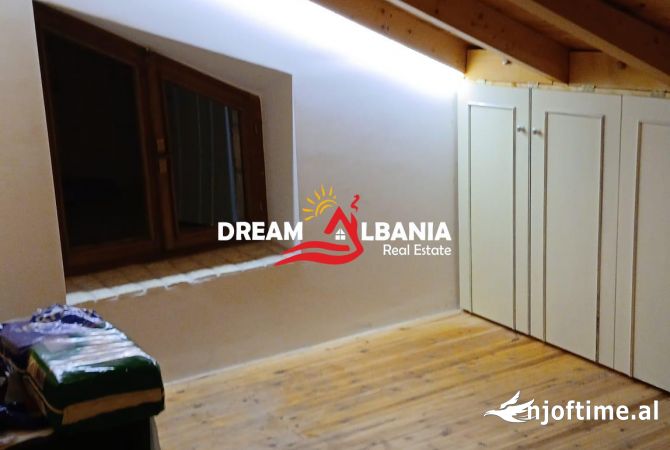 Shtepi me qera Vila Luksoze ne Tirane, 3+1, Mobilimi E mobiluar, Pagesa 1,000  Euro.