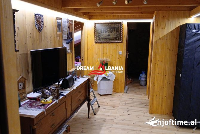 Shtepi me qera Vila Luksoze ne Tirane, 3+1, Mobilimi E mobiluar, Pagesa 1,000  Euro.