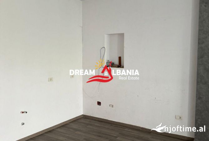Zyre me qera tek Stadiumi Dinamo ne Tirane ID (42611254)