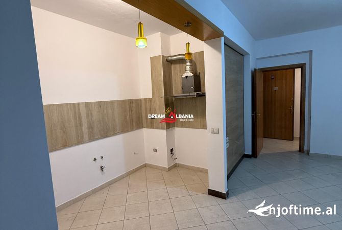 Shtepi ne shitje Apartament ne Tirane, 2+1, Mobilimi Bosh, pa mobiluar, Pagesa 180,000  Euro.