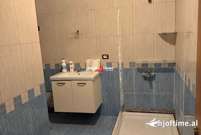 Shtepi ne shitje Apartament ne Tirane, 2+1, Mobilimi Bosh, pa mobiluar, Pagesa 180,000  Euro.