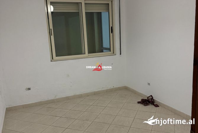 Shtepi ne shitje Apartament ne Tirane, 2+1, Mobilimi Bosh, pa mobiluar, Pagesa 180,000  Euro.